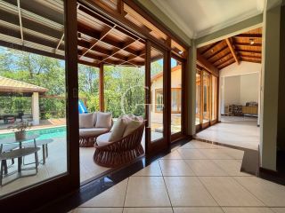 Refúgio Contemporâneo na Fazenda Vila Real com Vista permanente para a mata, 5 suítes e piscina com prainha