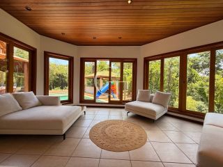 Refúgio Contemporâneo na Fazenda Vila Real com Vista permanente para a mata, 5 suítes e piscina com prainha