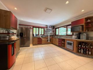 Refúgio Contemporâneo na Fazenda Vila Real com Vista permanente para a mata, 5 suítes e piscina com prainha