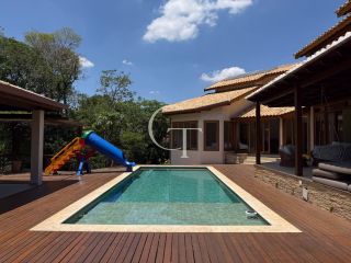 Refúgio Contemporâneo na Fazenda Vila Real com Vista permanente para a mata, 5 suítes e piscina com prainha