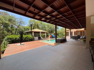 Refúgio Contemporâneo na Fazenda Vila Real com Vista permanente para a mata, 5 suítes e piscina com prainha