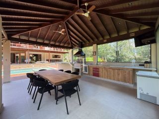 Refúgio Contemporâneo na Fazenda Vila Real com Vista permanente para a mata, 5 suítes e piscina com prainha