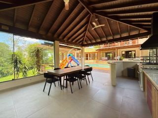 Refúgio Contemporâneo na Fazenda Vila Real com Vista permanente para a mata, 5 suítes e piscina com prainha