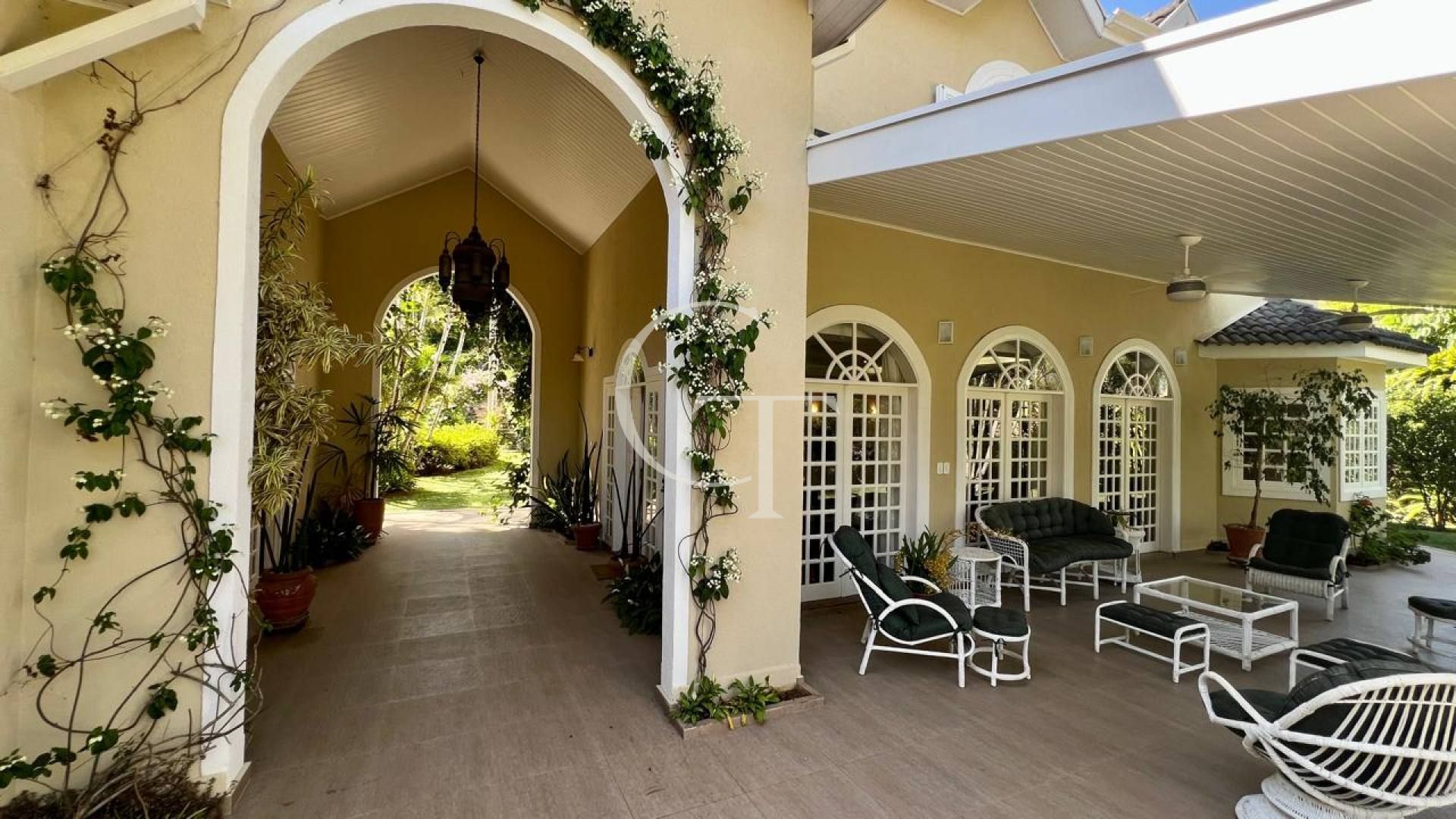 Casa estilo Colonial com Arquitetura Atemporal em Meio à Natureza no Condomínio Fazenda Vila Real -