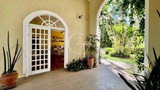 Casa estilo Colonial com Arquitetura Atemporal em Meio à Natureza no Condomínio Fazenda Vila Real -