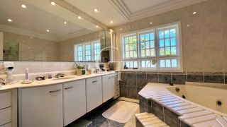 Casa estilo Colonial com Arquitetura Atemporal em Meio à Natureza no Condomínio Fazenda Vila Real -