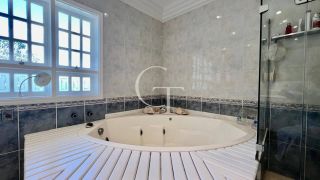 Casa estilo Colonial com Arquitetura Atemporal em Meio à Natureza no Condomínio Fazenda Vila Real -