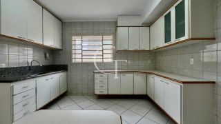Casa á Venda com 3 quartos sendo Suíte e Churrasqueira no Condomínio Riviera, Itu