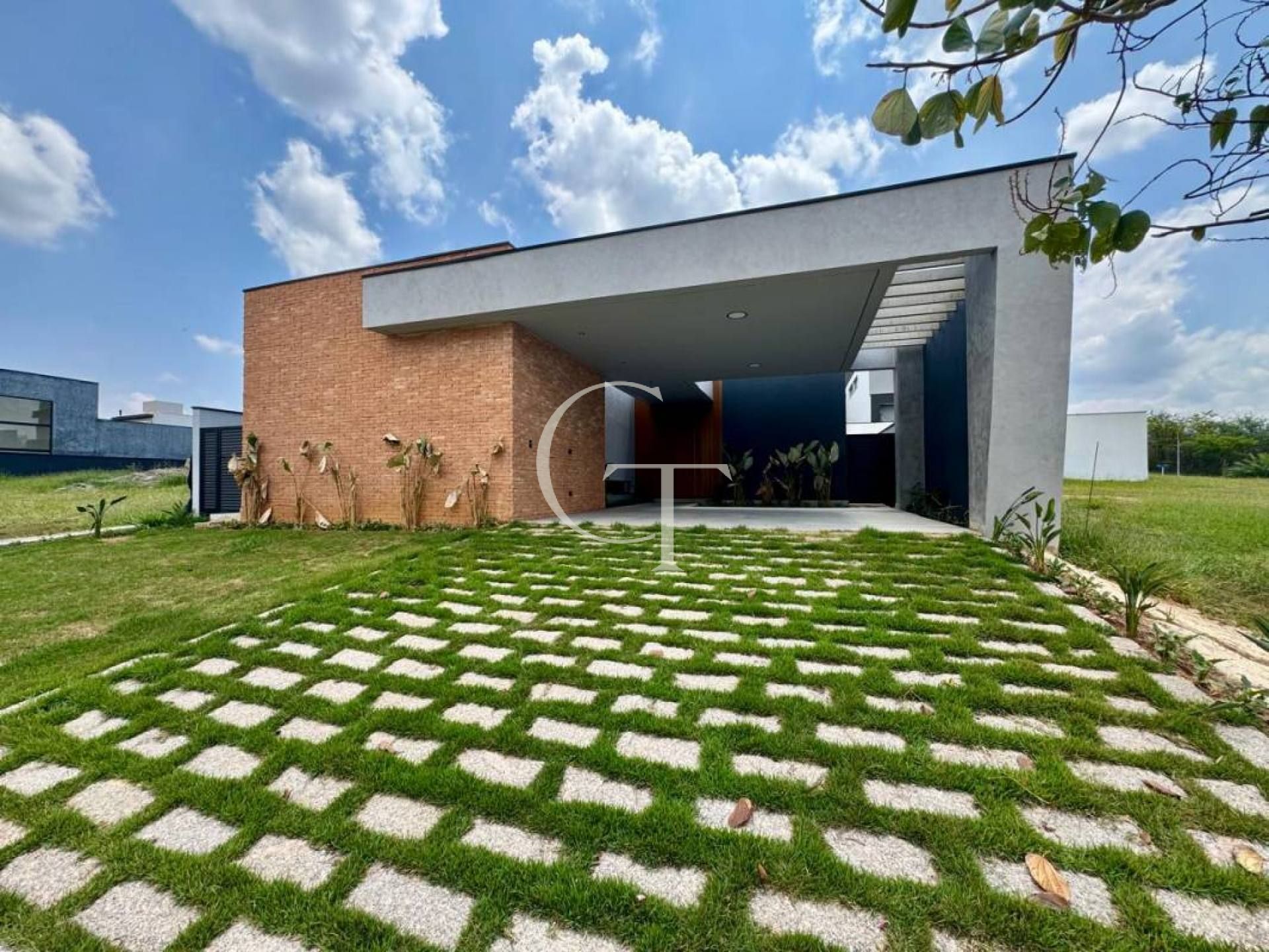 Casa Nova e Moderna com Piscina e 3 Suítes no Condomínio Alphaville Castelo Itu