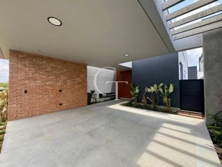 Casa Nova e Moderna com Piscina e 3 Suítes no Condomínio Alphaville Castelo Itu