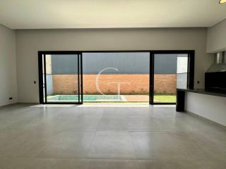 Casa Nova e Moderna com Piscina e 3 Suítes no Condomínio Alphaville Castelo Itu