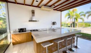 Casa Nova e Moderna com Piscina e 3 Suítes no Condomínio Alphaville Castelo Itu