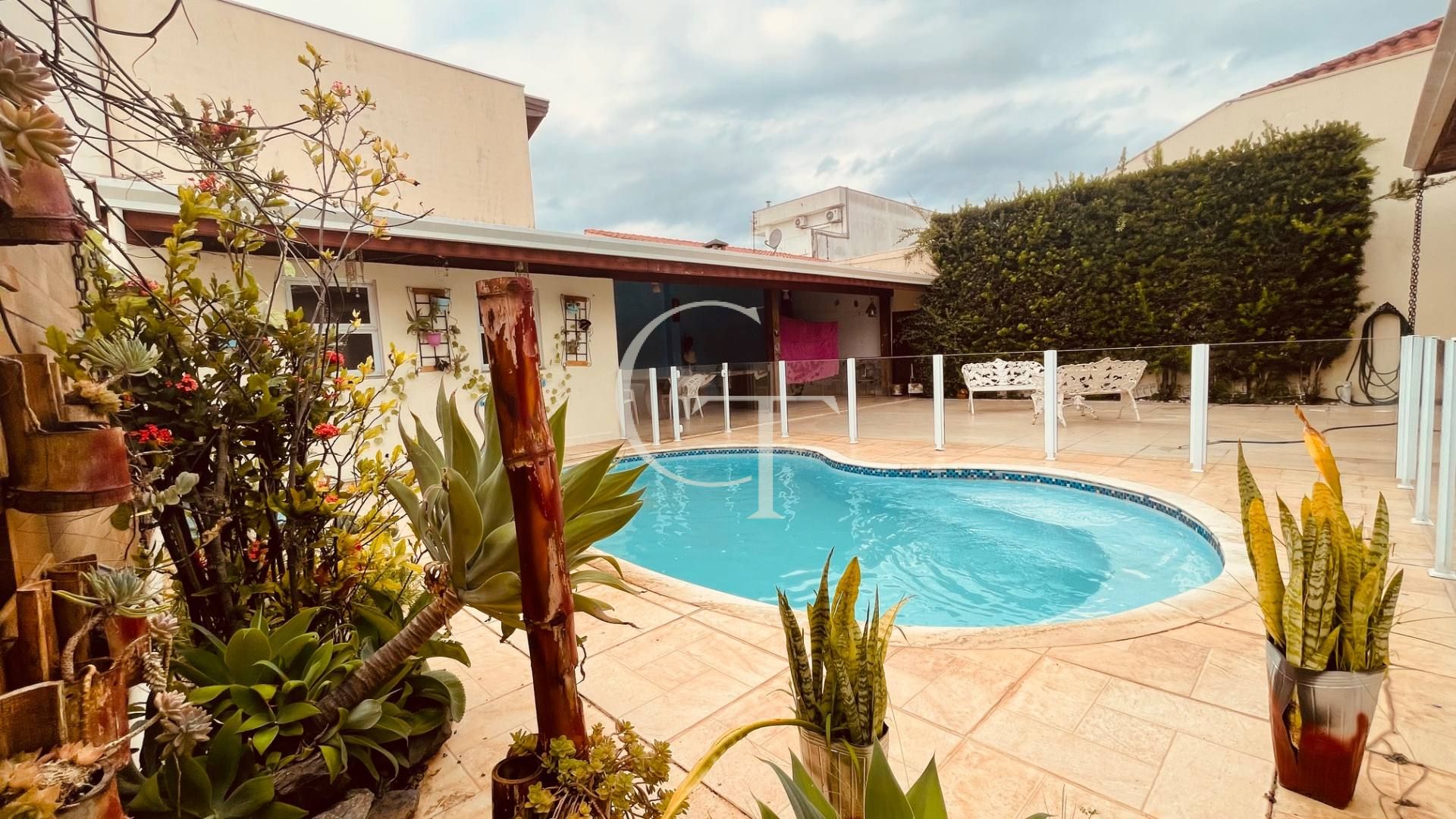 Casa de Condomínio térrea com 3 suítes, piscina R$1.060.000