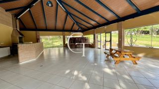 Casa de Condomínio térrea com 3 suítes, piscina R$1.060.000