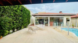 Casa de Condomínio térrea com 3 suítes, piscina R$1.060.000