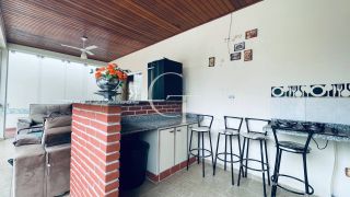Casa de Condomínio térrea com 3 suítes, piscina R$1.060.000
