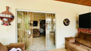 Casa de Condomínio térrea com 3 suítes, piscina R$1.060.000