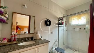 Casa de Condomínio térrea com 3 suítes, piscina R$1.060.000