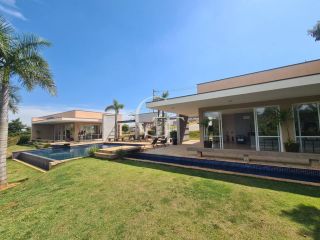 Casa térrea com três suítes e quintal amplo para locação no Condomínio Garden Ville