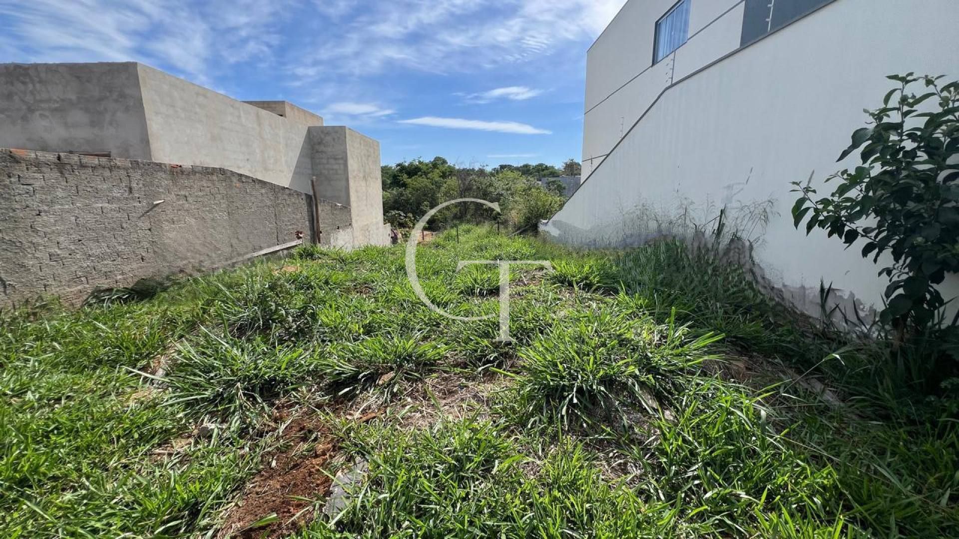 Terreno no Jardim Paulista III com fundo para área verde. Localização tranquila, rua sem saída e projeto aprovado.