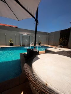 Casa térrea, com piscina e espaço gourmet completo