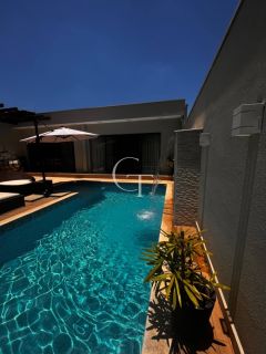 Casa térrea, com piscina e espaço gourmet completo