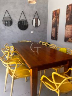 Casa térrea, com piscina e espaço gourmet completo