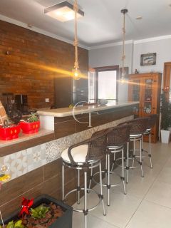 Casa térrea, com piscina e espaço gourmet completo