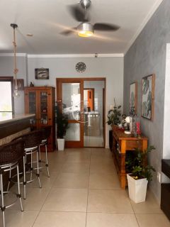 Casa térrea, com piscina e espaço gourmet completo