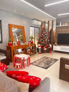 Casa térrea, com piscina e espaço gourmet completo