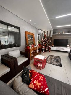 Casa térrea, com piscina e espaço gourmet completo