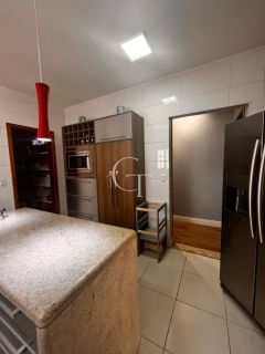 Casa térrea, com piscina e espaço gourmet completo