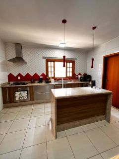 Casa térrea, com piscina e espaço gourmet completo