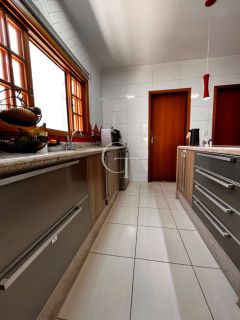 Casa térrea, com piscina e espaço gourmet completo