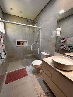 Casa térrea, com piscina e espaço gourmet completo