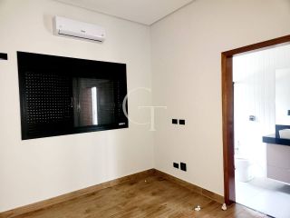 Casa à Venda no Condomínio Portal dos Bandeirantes em Salto