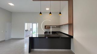 Casa para Locação no Condomínio Garden Ville com 3 suítes, espaço gourmet e quintal amplo