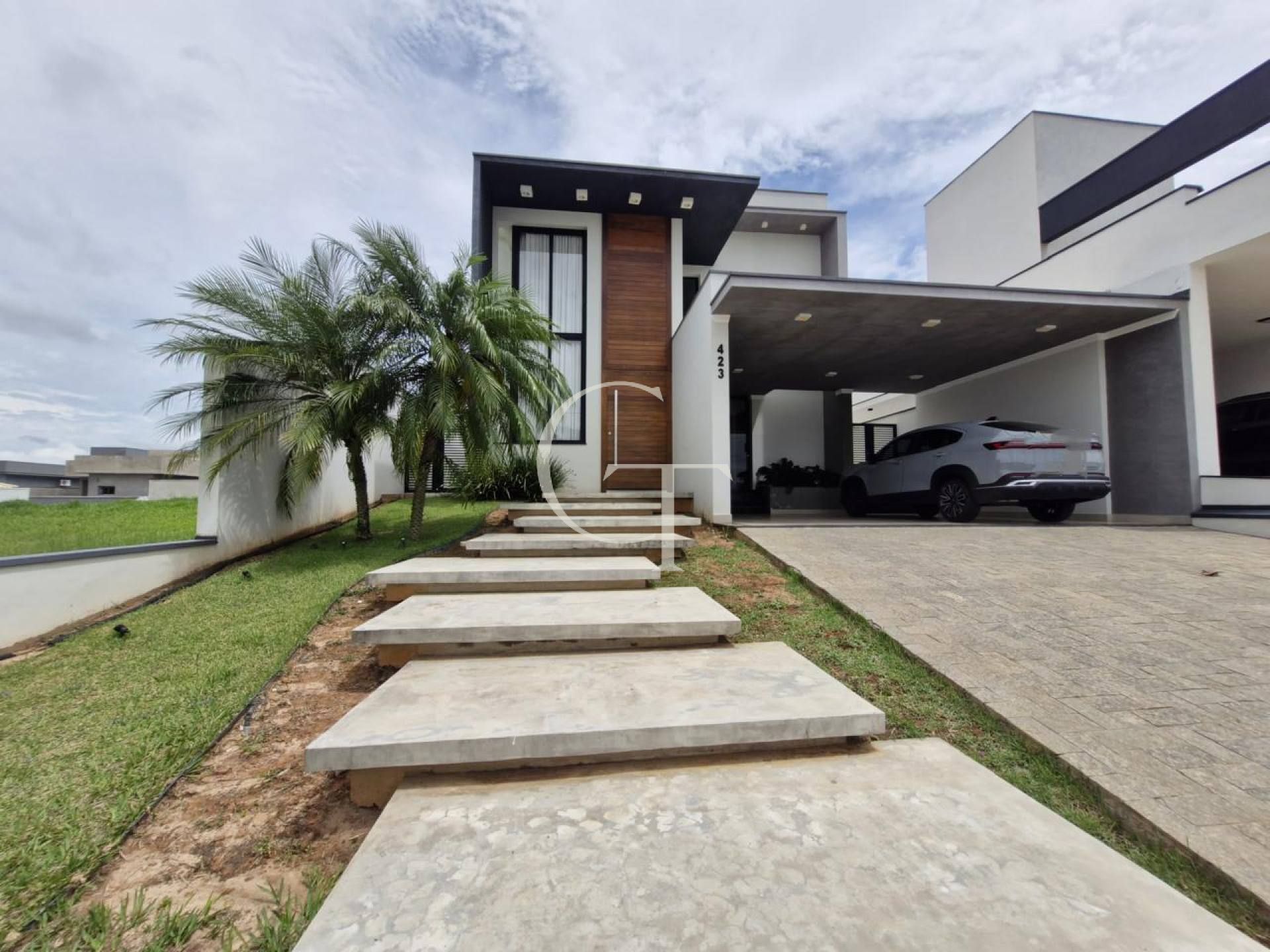 Casa à Venda com 3 suítes e Piscina no Condomínio Mirante dos Ypês em Salto SP