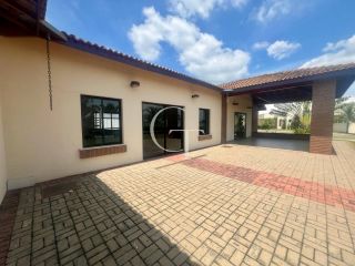 Casa à Venda com 3 suítes e Piscina no Condomínio Mirante dos Ypês em Salto SP