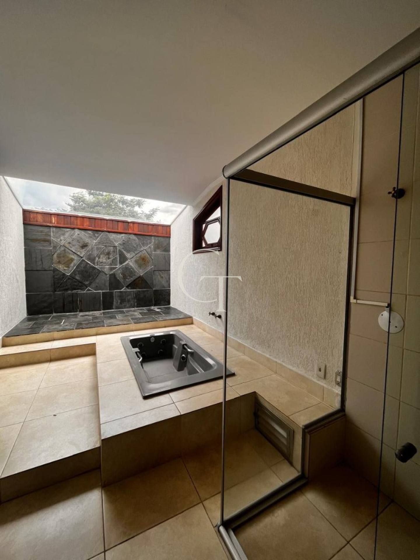 Casa para Locação com 4 Suítes no Condomínio Portella