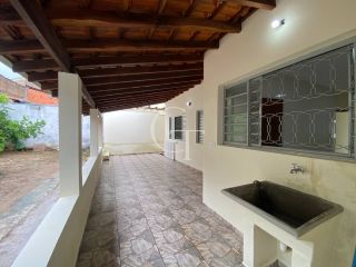 Casa Para Alugar com 03 Dormitórios sendo 01 suíte - Potiguara em Itu