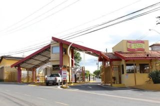 Casa à Venda com 3 Suítes no Condomínio Aldea De Espanha