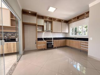 Casa à Venda com 3 Suítes no Condomínio Aldea De Espanha