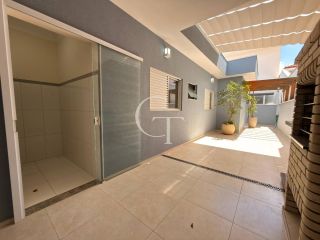 Casa à Venda com 3 Suítes no Condomínio Aldea De Espanha