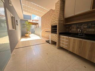 Casa à Venda com 3 Suítes no Condomínio Aldea De Espanha