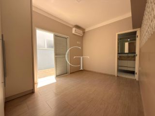 Casa à Venda com 3 Suítes no Condomínio Aldea De Espanha