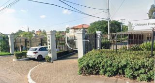 Casa para Alugar com Piscina no Condomínio Chácaras Flora