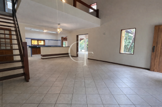 Casa para Alugar com Piscina no Condomínio Chácaras Flora