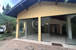 Casa para Alugar com Piscina no Condomínio Chácaras Flora