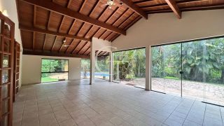 Casa para Alugar com Piscina no Condomínio Chácaras Flora